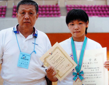 2004 山梨 全国中学卓球選手権優勝の卓伸クラブ　橋本允至監督と女子シングルス優勝の石垣優香選手